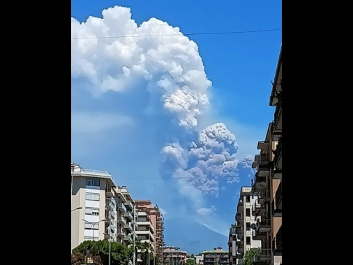 Etna: intensa attività dal Sud-Est, emessa alta nube eruttiva