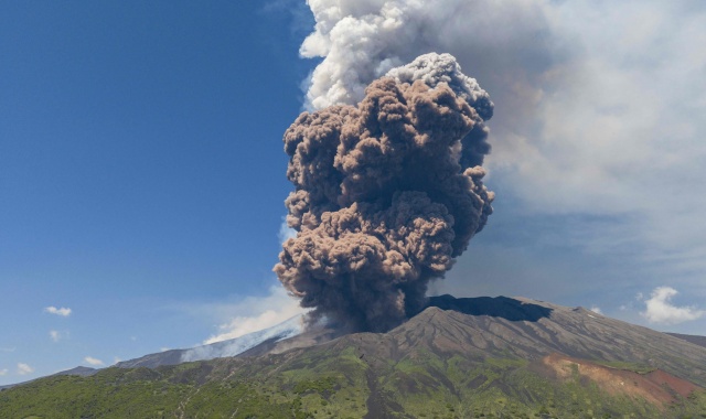 Etna, crolla parte del cratere: nube eruttiva alta chilometri