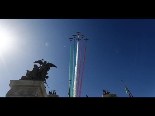 Inno e Frecce Tricolore, si chiude la cerimonia per 2 giugno