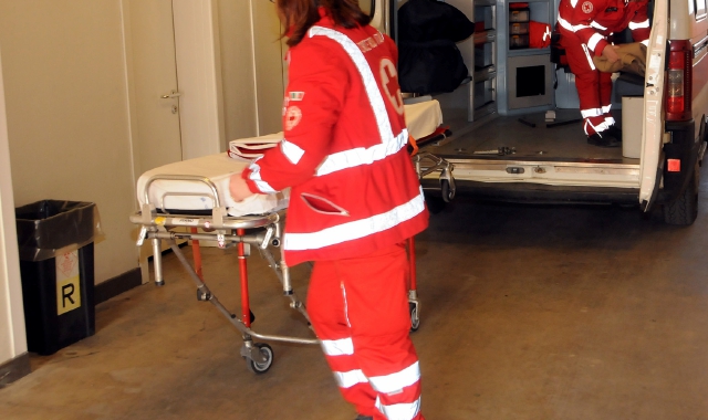 Il 24enne è stato portato in ospedale a Legnano (foto Archivio)