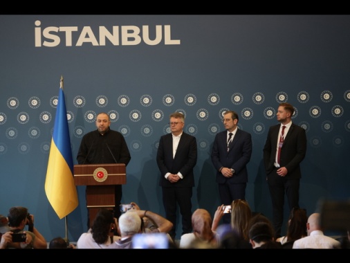 Kiev chiede tregua di un mese e un incontro Putin-Zelensky