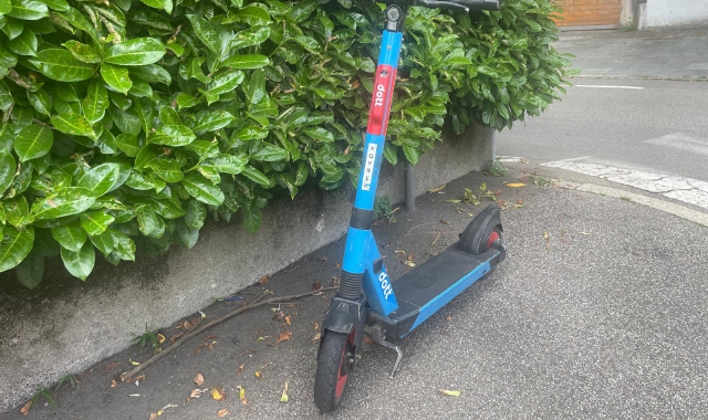 Scontro tra auto e monopattino, paura a Varese