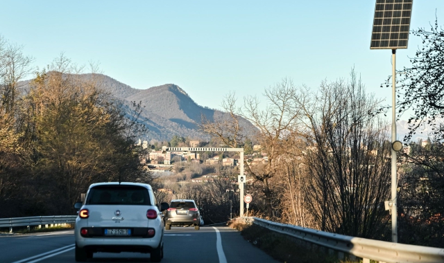 La strada provinciale del lago di Varese, una delle più trafficate