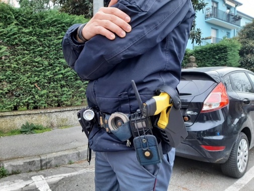 Morto per malore dopo taser, 'aveva opposto resistenza'