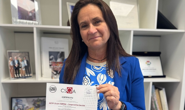 Cinzia Ghisellini mostra l’attestato con la certificazione