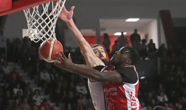 Elisèe Assui sorridente a Masnago: il giovane prodotto del vivaio è un modello e un idolo per i giovanissimi 