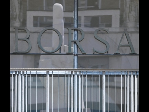 Borsa: Milano apre in rialzo, +0,37%