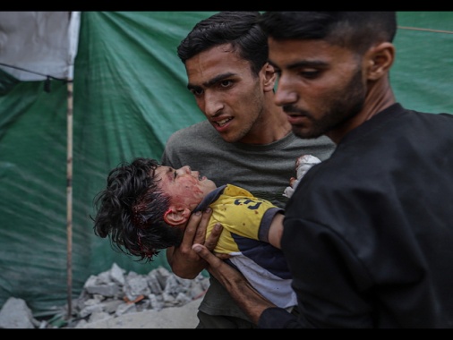 Hamas,12 morti in un raid su una tenda di rifugiati a Gaza