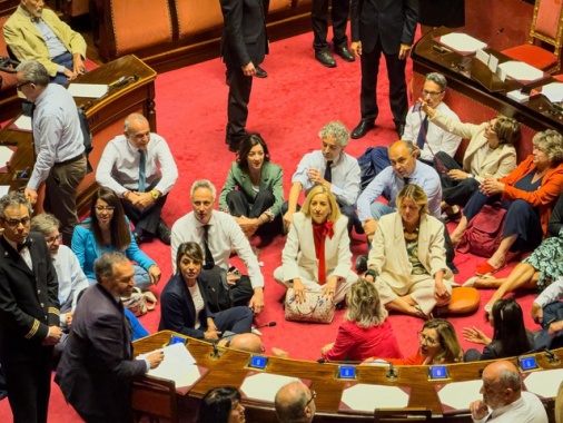 In Senato protesta opposizioni sul dl sicurezza, Aula sospesa