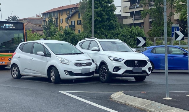 Lo scontro tra le due vetture in largo Flaiano a Varese