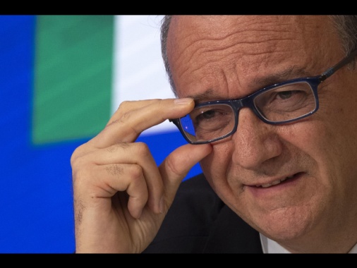 Valditara, stop a cellulari a superiori dal prossimo anno