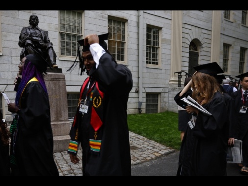 Trump vieta i visti per gli studenti stranieri ad Harvard