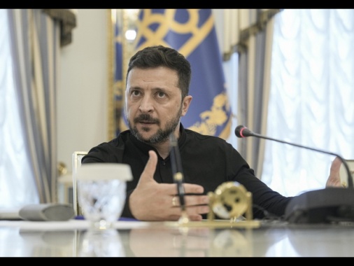 Zelensky, 'la Russia mostra il dito medio al mondo intero'