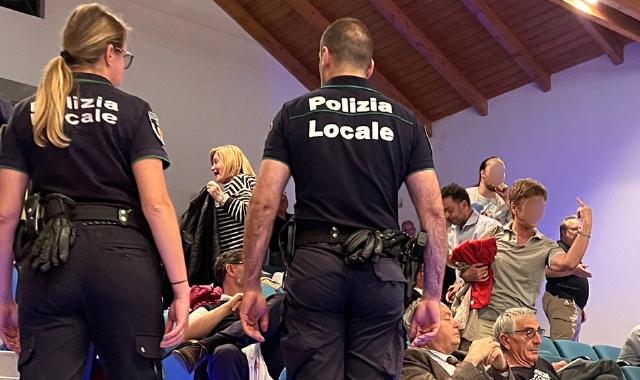 Non sono mancati i momenti di tensione che hanno richiesto l’intervento degli agenti della Polizia locale (foto Alice Mometti)
