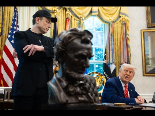 Tesla crolla di oltre l'8% dopo lo scontro Trump-Musk