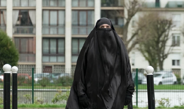 Una donna col burqa  (foto archivio)