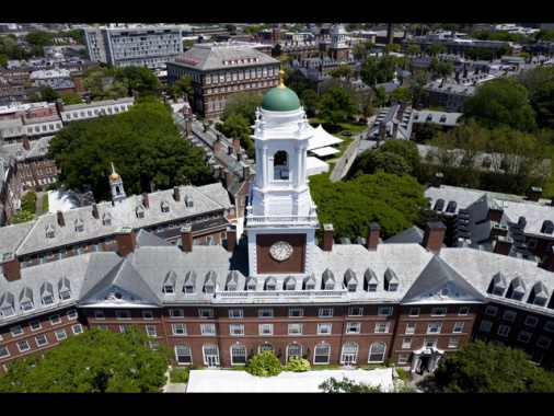 Harvard impugna in tribunale stop Trump agli studenti stranieri