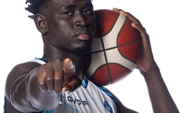 In fuga dalla guerra civile del Sud Sudan per inseguire il sogno da professionista. Andrea Dut Mabor Biar giunse nel 2017 a Roma per imparare a giocare alla Stella Azzurra: grazie a quei 4 anni di giovanili, il centro del 2001 rientra nella quota italiani