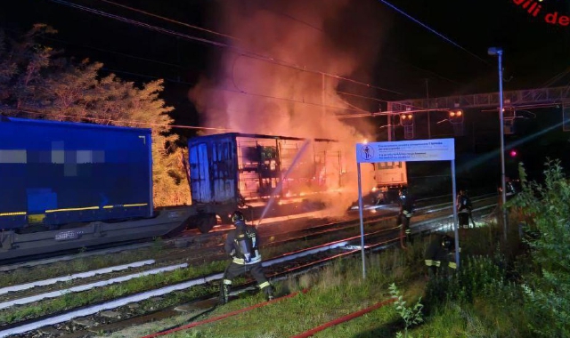 Treno merci in fiamme a Varzo