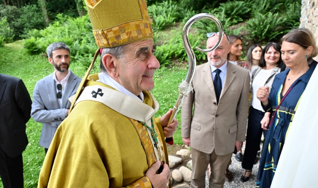 Monsignor Mario Delpini questa mattina al monastero di Torba (foto Blitz)