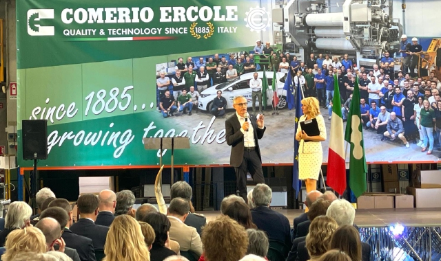 La festa alla Comerio Ercole con il presidente Riccardo Comerio sul palco  (foto Domenico Ghiotto)
