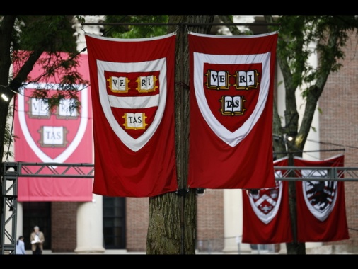 Giudice sospende blocco studenti stranieri ad Harvard