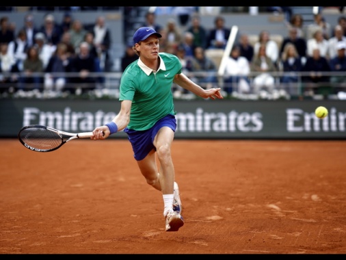Roland Garros: Djokovic battuto, Sinner vola in finale