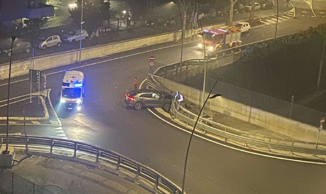 Nello stesso punto di largo Flaiano, nel febbraio scorso, era avvenuto un incidente analogo (foto Archivio)