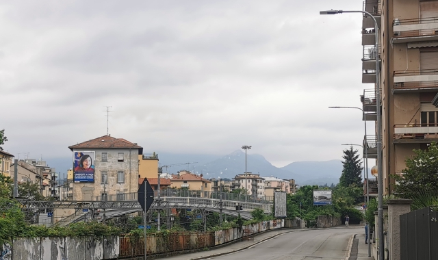 Cielo imbarazzante oggi sopra Varese col Sacro Monte coperto all’orizzonte
