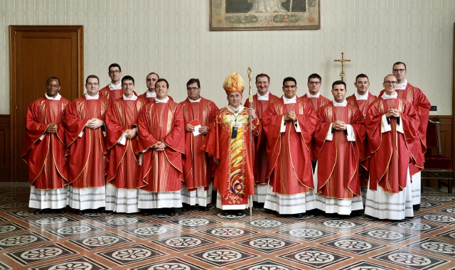 L’arcivescovo Delpini con i nuovi sacerdoti