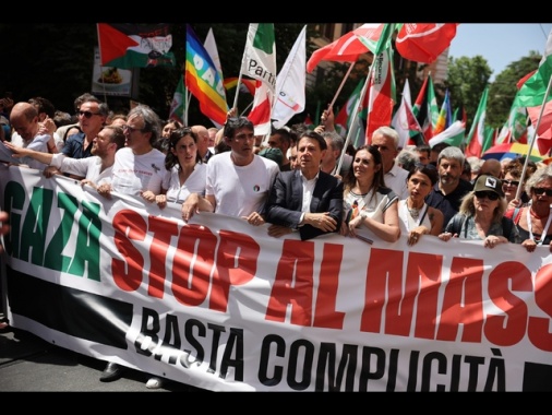 Parte corteo, leader Pd, M5S e Avs dietro striscione per Gaza
