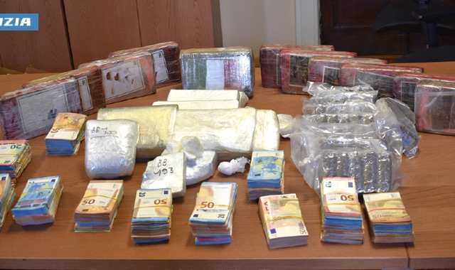 Coca, hashish e 100mila euro: blitz della polizia di Busto