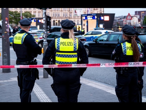 Auto su folla in Baviera, ferite moglie e figlia del conducente