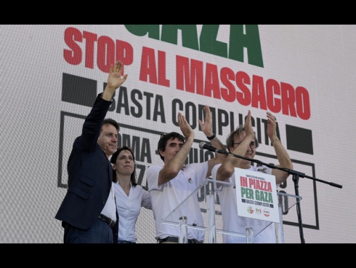 Appello di Schlein,Conte e leader Avs dal palco,'tutti a votare'