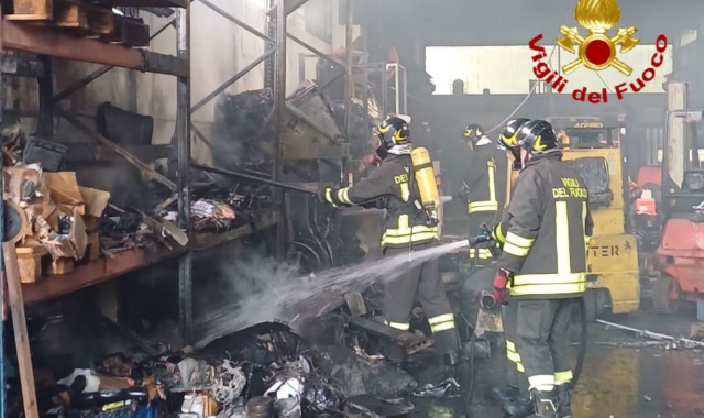 Cairate, fiamme nel capannone