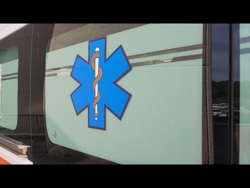 Furgone investe ragazzi sulle strisce, morta una 15enne