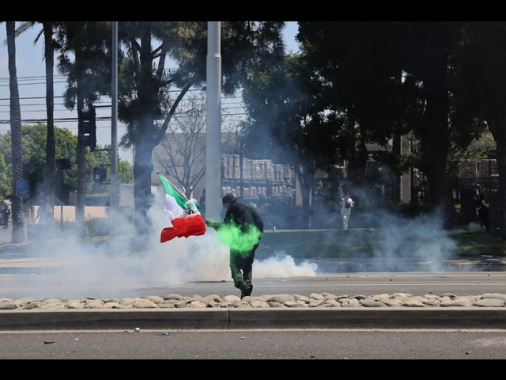 Los Angeles, la polizia usa i gas lacrimogeni