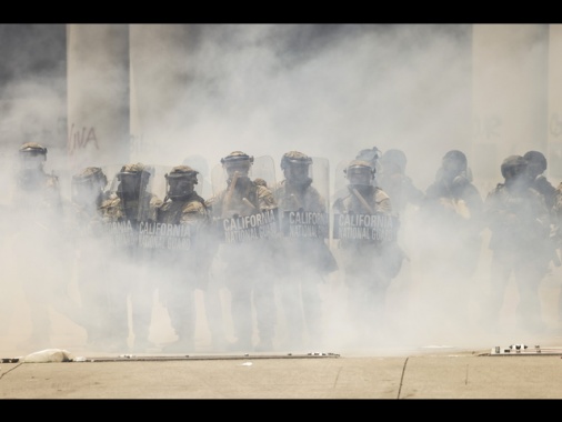 Guardia nazionale lancia lacrimogeni a Los Angeles