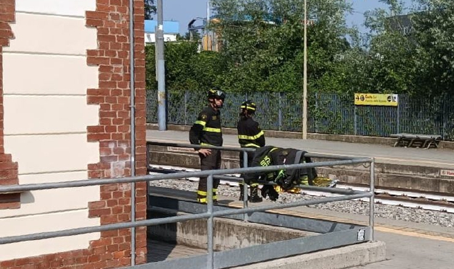 Tragedia oggi alla stazione di Gazzada Schianno (foto Blitz)