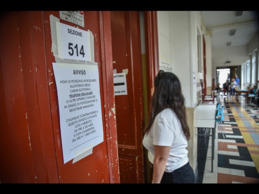 Amministrative, l'affluenza alle 23 è intorno al 37%