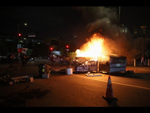 Polizia Los Angeles, 'i nostri agenti sono sotto attacco'