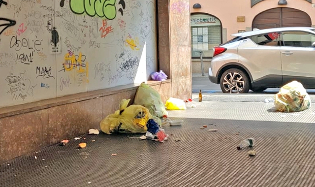 Rifiuti abbandonati nel centro cittadino  (foto Archivio)