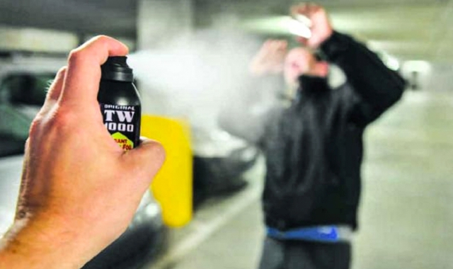 Aggredito con lo spray, reagisce e mette in fuga il ladro