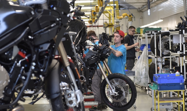 Una immagine della produzione dentro gli stabilimenti  di Mv Agusta e, sotto, una panoramica  del sito produttivo