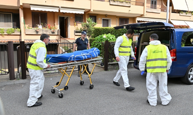 Romolo Baldo è stato ucciso ieri mattina nella sua villetta di via Pio XI. La nuora, Elena Pagani, ha chiamato il compagno per avvertirlo e l’ha atteso sul divano con il coltello in mano: fermata nel tardo pomeriggio (foto Blitz) 