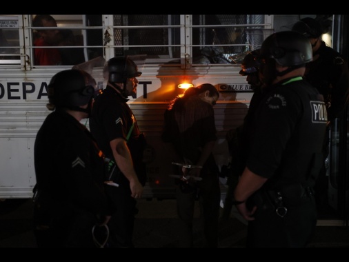 Polizia Los Angeles allontana troupe Cnn da zona proteste