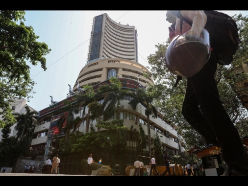 Borsa: Asia senza direzione, future contrastati, Tokyo +0,32%