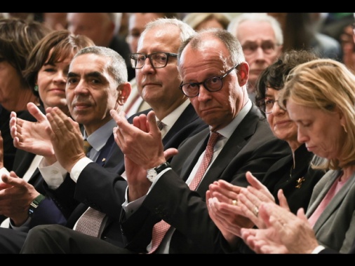 Merz, offerta UniCredit non amichevole, Commerz sia indipendente