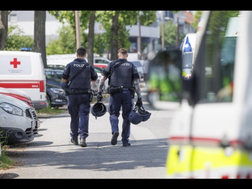 Polizia, l'attentatore era austriaco, ha sparato 40 colpi