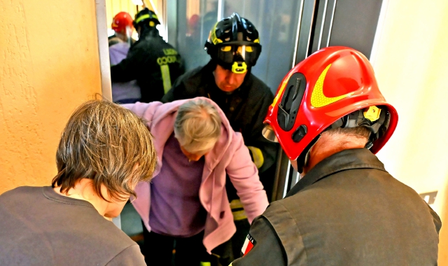 L’intervento dei vigili del fuoco in via Valverde lo scorso 15 maggio (foto Blitz)